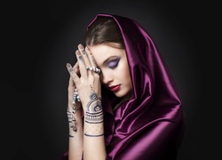 Kobieta z tatuażami w fioletowej chuście