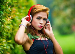 Kobieta ze słuchawkami na uszach