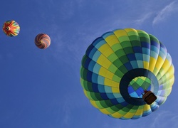 Kolorowe balony na bezchmurnym niebie