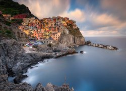 Włochy, Gmina Riomaggiore, Manarola, Cinque Terre, Morze Liguryjskie, Kolorowe, Domy, Skały, Zatoka