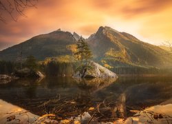 Jezioro Hintersee, Skały, Drzewa, Góry Alpy, Zachód słońca, Bawaria, Niemcy