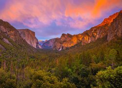 Kolorowe niebo nad Parkiem Narodowym Yosemite w Kalifornii