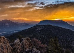 Kolorowe niebo wschodzącego słońca nad Parkiem Narodowym Gór Skalistych w Kolorado