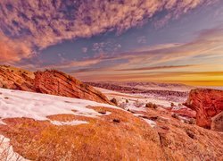Kolorowe niebo wschodzącego słońca nad Red Rocks Park w Kolorado