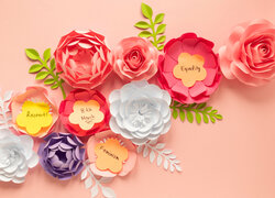 Kolorowe papierowe kwiaty na Dzień Kobiet