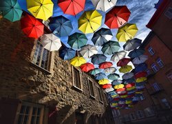 Kolorowe parasolki nad ulicą
