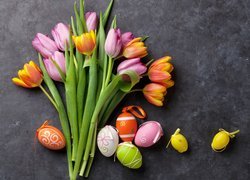 Kolorowe tulipany i pisanki