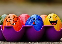 Kolorowe uśmiechnięte jajka