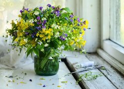Kolorowy bukiet polnych kwiatów