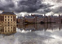 Holandia, Haga, Binnenhof, Jezioro Hofvijver, Domy, Niebo, Chmury