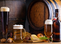 Kompozycja różnych piw w szklankach i beczka