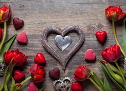 Kompozycja walentynkowa z tulipanów i serc