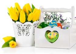 Kompozycja wielkanocna z tulipanów w wiaderku i pisanek w koszyku