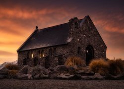 Kościół Dobrego Pasterza w Nowej Zelandii pod kolorowym niebem