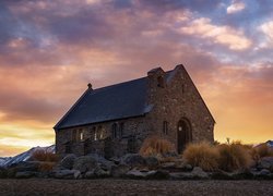 Nowa Zelandia, Mackenzie Basin, Church of the Good Shepherd, Kościół Dobrego Pasterza, Roślinność, Kępy, Trawy, Kamienie, Zachód słońca