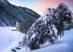 Kościół na górską rzeczką zimą