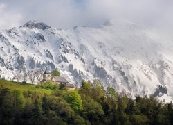 Kościół na tle ośnieżonych gór Karawanki w Słowenii