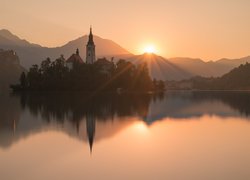 Słowenia, Jezioro Bled, Wyspa Blejski Otok, Kościół Zwiastowania Marii Panny, Góry, Alpy Julijskie, Wschód słońca, Odbicie
