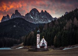 Kościół św. Jana, Las, Dolina Val di Funes, Masyw Odle, Góry, Dolomity, Zachód słońca, Włochy