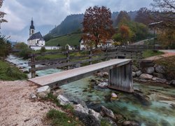 Park Narodowy Berchtesgaden, Ramsau bei Berchtesgaden, Góry Alpy, Kościół św. Sebastiana, Rzeka Ramsauer Ache, Most, Bawaria, Niemcy