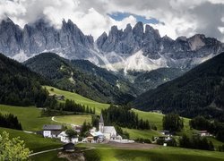 Kościół w dolinie Val di Funes we Włoszech