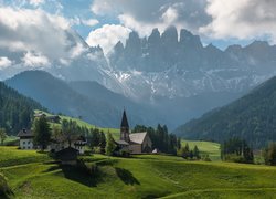 Włochy, Dolomity, Dolina Val di Funes, Wieś Santa Maddalena, Góry, Lasy, Chmury, Drzewa, Kościół, Domy