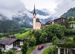 Góry, Alpy, Mgła, Domy, Kościół św Wincentego z Saragossy, Heiligenblut am Großglockner, Austria