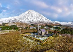 Kościół w Irlandii na tle góry Errigal