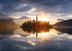 Słowenia, Jezioro Bled, Wyspa Blejski Otok, Kościół Zwiastowania Marii Panny, Góry, Alpy Julijskie, Wschód słońca, Chmury, Odbicie
