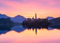 Słowenia, Jezioro Bled, Wyspa Blejski Otok, Kościół Zwiastowania Marii Panny, Góry Alpy Julijskie, Wschód słońca, Odbicie