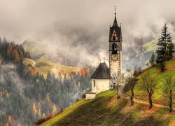 Kościółek przy drodze w górach