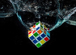 Kostka Rubika wrzucona do wody