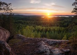 Finlandia, Gmina Laukaa, Hyyppaanvuori, Las, Jezioro, Skały, Zachód słońca