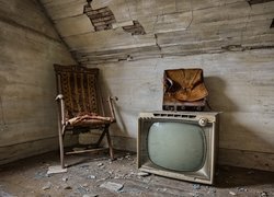 Krzesło i stary telewizor na strychu
