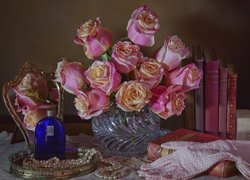 Książki obok wazonu z bukietem róż