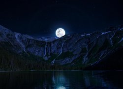 Księżyc nad górami i jeziorem