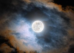 Księżyc w pełni otoczony chmurami