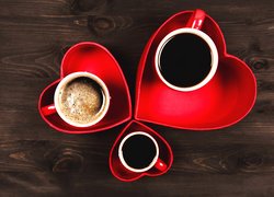 Kubki z kawą na talerzykach w kształcie serca