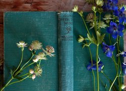 Kwiaty na okładce otwartej książki