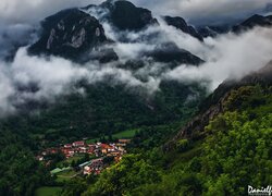 Góry, Dolina, Domy, Mgła, Lasy, La Pola Somiedo, Hiszpania