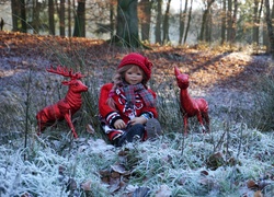 Lalka i dwie figurki jelonków w lesie