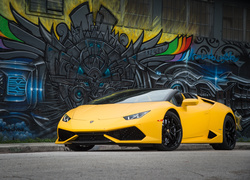 Lamborghini Huracán LP 610-4 Spyder rocznik 2016 pod ścianą z graffiti