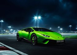 Lamborghini Huracan na oświetlonym torze