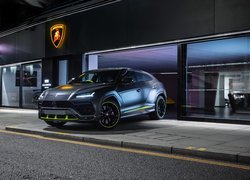 Lamborghini Urus przed salonem