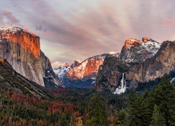 Las i góry w Parku Narodowym Yosemite w Kalifornii