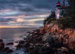 Park Narodowy Acadia, Latarnia morska, Bass Harbor Head Light, Morze, Skały, Chmury, Stan Maine, Stany Zjednoczone