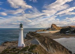 Wybrzeże, Latarnia morska, Castlepoint Lighthouse, Skały, Morze, Domy, Chmury, Wellington, Nowa Zelandia