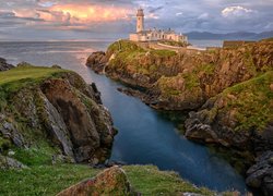 Latarnia morska, Fanad Head Lighthouse, Skały, Chmury, Zachód słońca, Portsalon, Hrabstwo Donegal, Irlandia