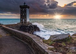 Latarnia morska, Kermorvan lighthouse, Droga, Murek, Morze, Skały, Promienie słońca, Chmury, Bretania, Francja