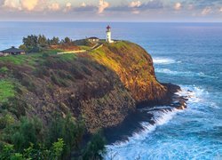 Morze, Latarnia morska Kilauea, Drzewa, Skała, Cypel, Morze, Chmury, Wyspa Kauai, Hawaje, Stany Zjednoczone